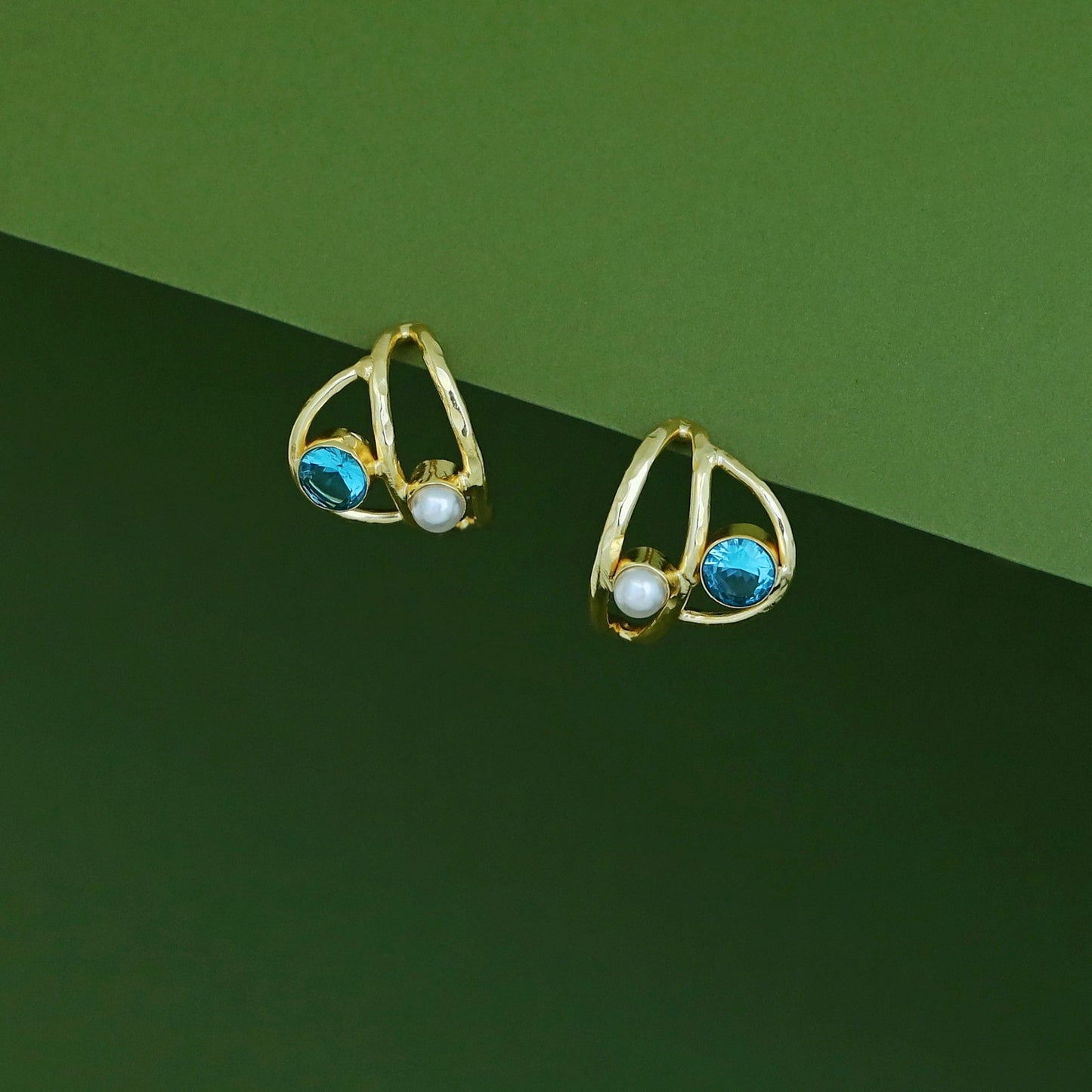 Curvy Hammered Pearl Glossy Earring