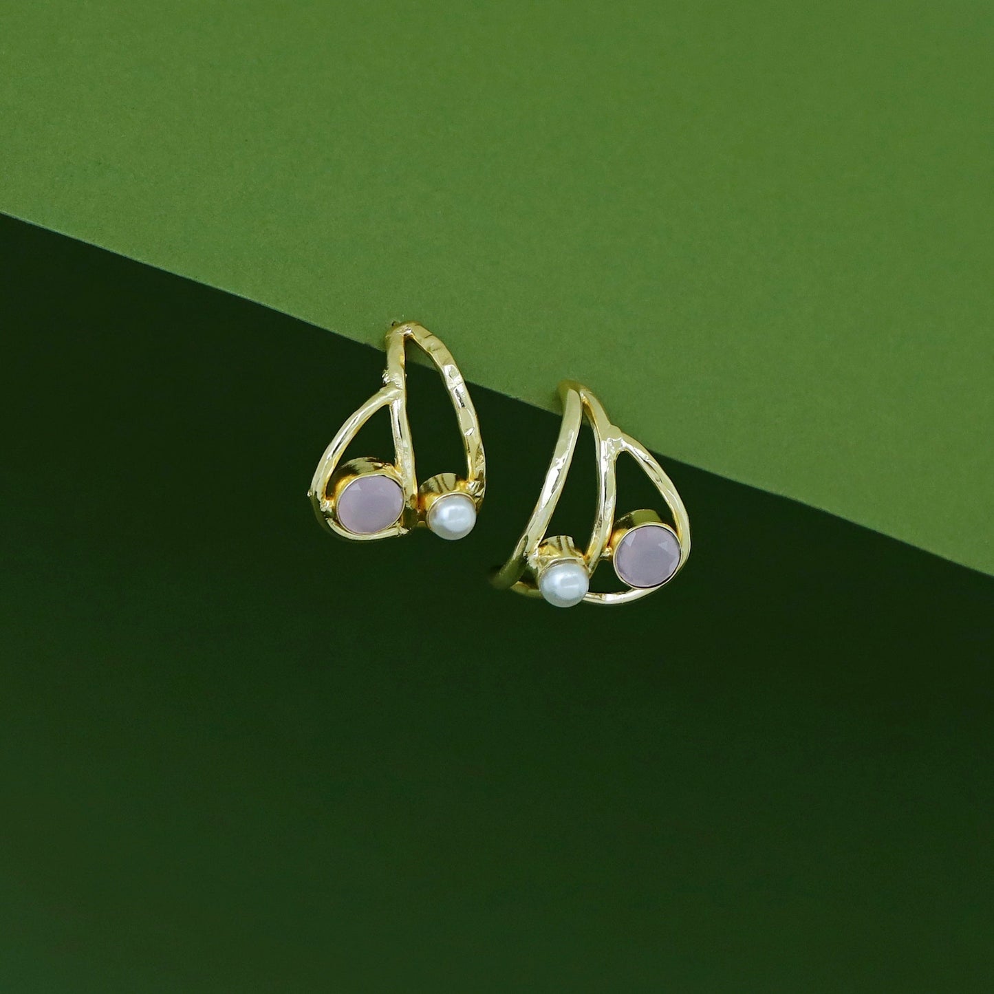 Curvy Hammered Pearl Glossy Earring